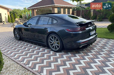 Фастбэк Porsche Panamera 2018 в 