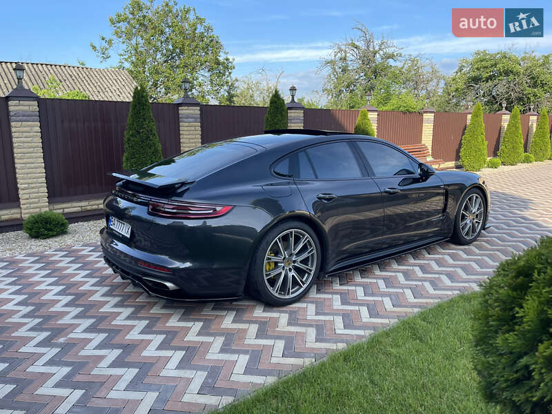 Фастбек Porsche Panamera 2018 в Києві