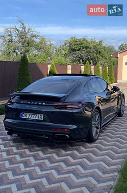 Фастбэк Porsche Panamera 2018 в 