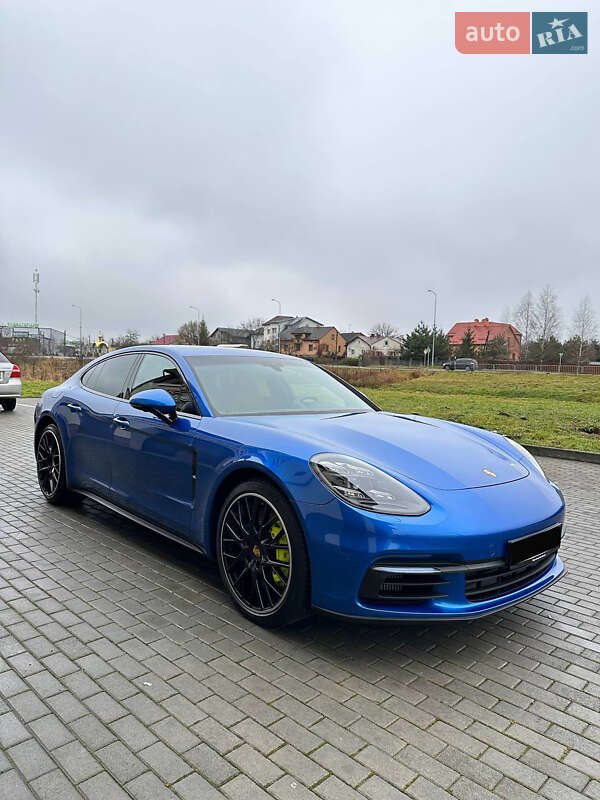 Фастбек Porsche Panamera 2018 в 