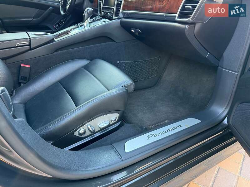 Фастбэк Porsche Panamera 2012 в Чернигове