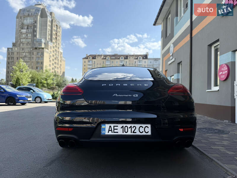 Фастбэк Porsche Panamera 2013 в Киеве
