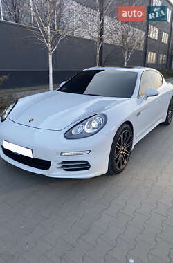 Фастбэк Porsche Panamera 2015 в 
