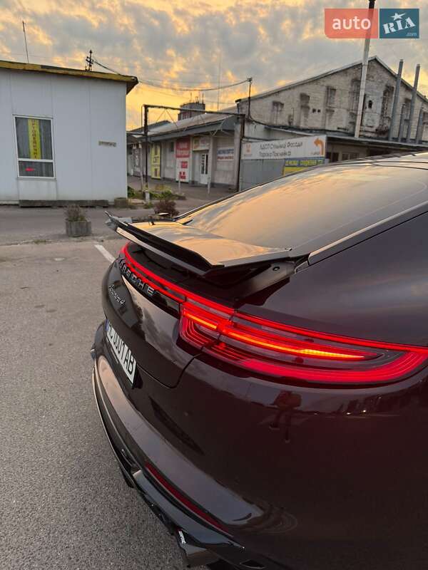 Фастбэк Porsche Panamera 2018 в Львове