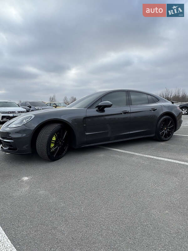 Фастбэк Porsche Panamera 2018 в Киеве