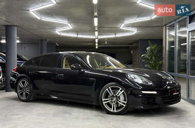 Фастбэк Porsche Panamera 2013 в 