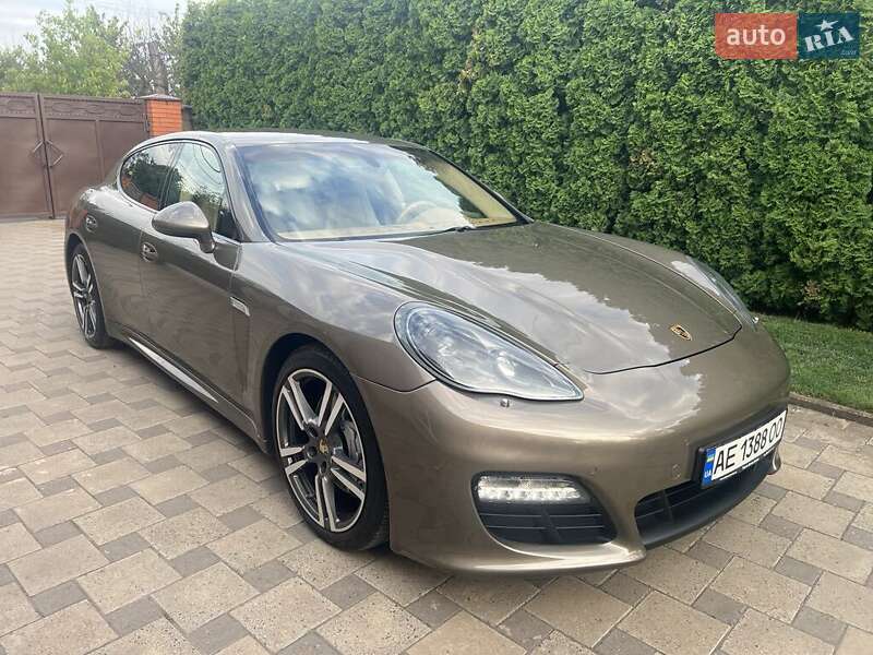 Фастбэк Porsche Panamera 2012 в 