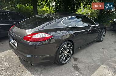 Фастбэк Porsche Panamera 2010 в 