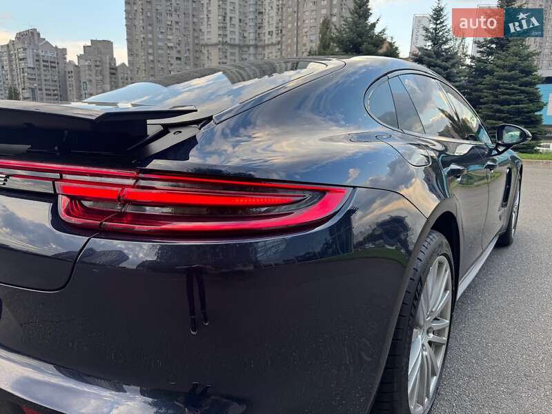 Фастбэк Porsche Panamera 2018 в Киеве