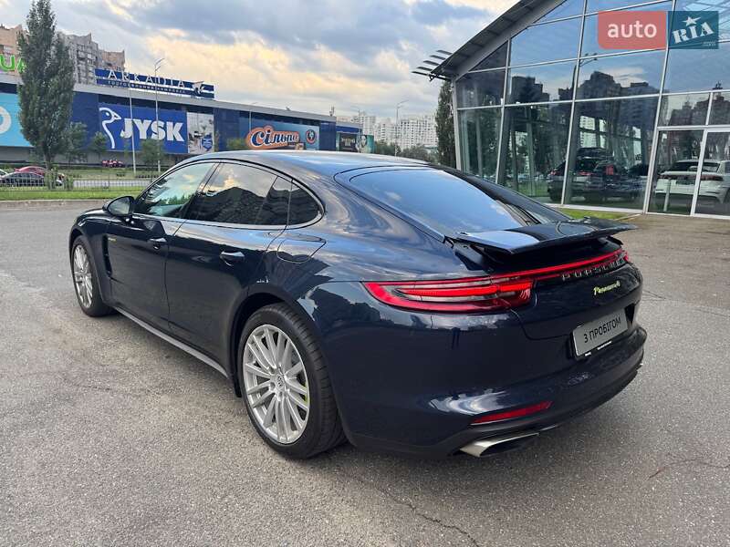 Фастбэк Porsche Panamera 2018 в Киеве
