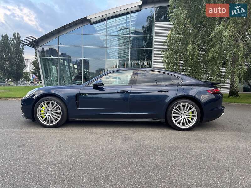 Фастбэк Porsche Panamera 2018 в Киеве