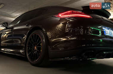 Фастбэк Porsche Panamera 2010 в 