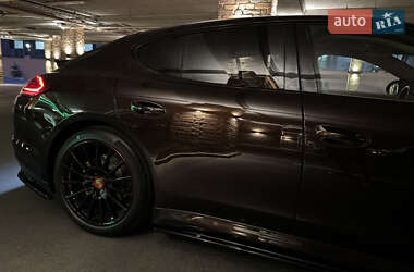 Фастбэк Porsche Panamera 2010 в 