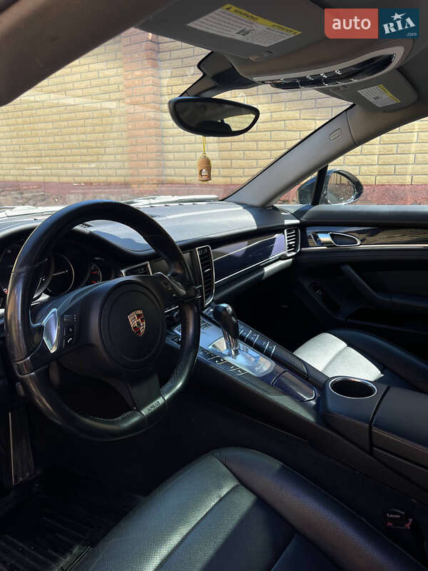 Фастбек Porsche Panamera 2010 в Києві