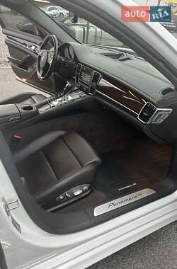 Фастбэк Porsche Panamera 2013 в 