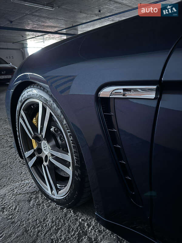Фастбэк Porsche Panamera 2011 в Одессе