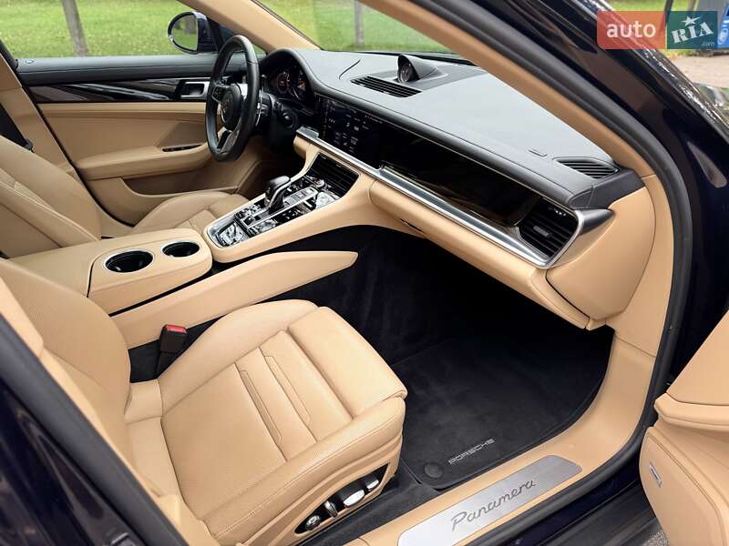 Фастбэк Porsche Panamera 2018 в Киеве