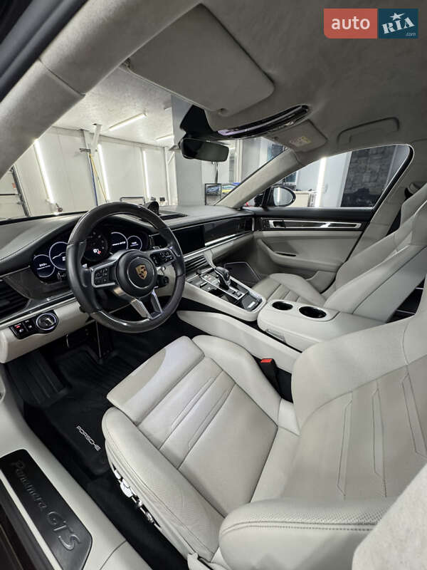 Фастбэк Porsche Panamera 2019 в Львове