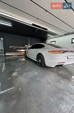 Фастбэк Porsche Panamera 2021 в 