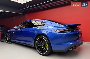 Фастбэк Porsche Panamera 2018 в 