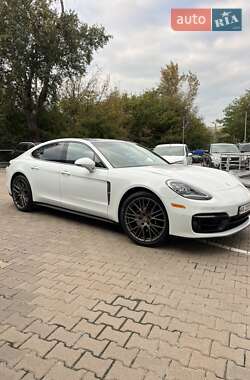 Фастбэк Porsche Panamera 2023 в 
