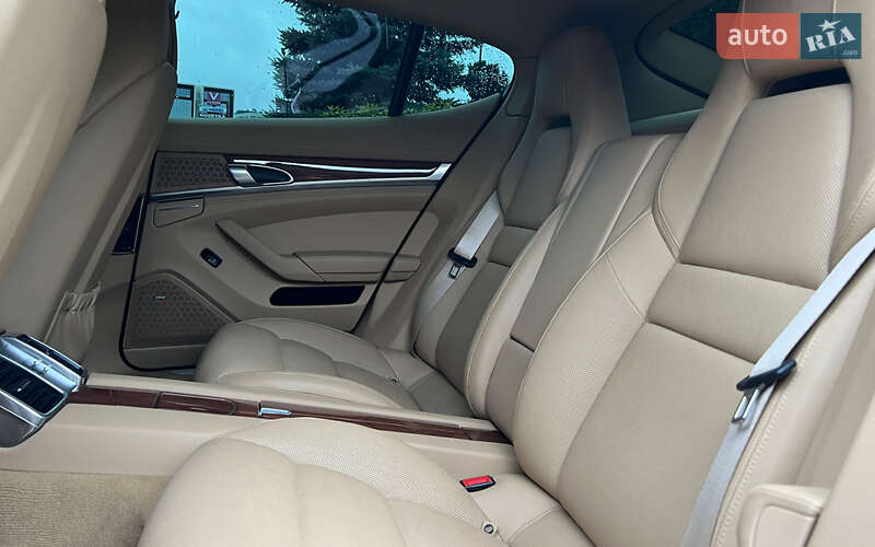 Фастбек Porsche Panamera 2013 в Львові