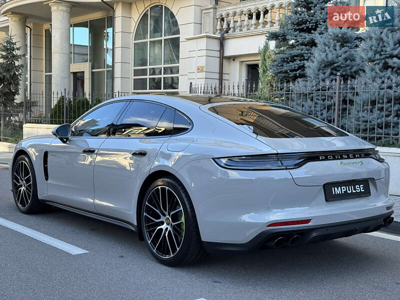 Фастбэк Porsche Panamera 2023 в Киеве