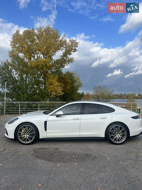 Фастбэк Porsche Panamera 2018 в Днепре