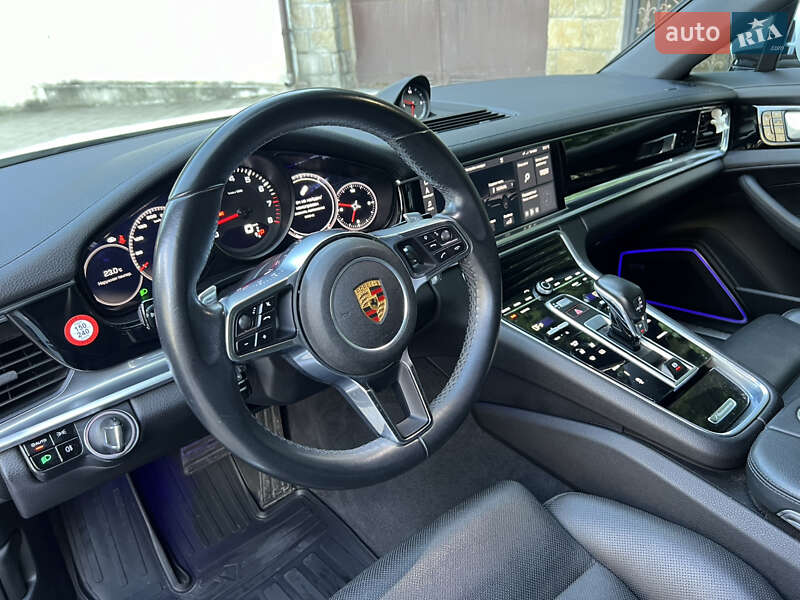 Фастбэк Porsche Panamera 2018 в Львове