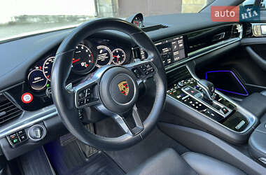Фастбэк Porsche Panamera 2018 в 
