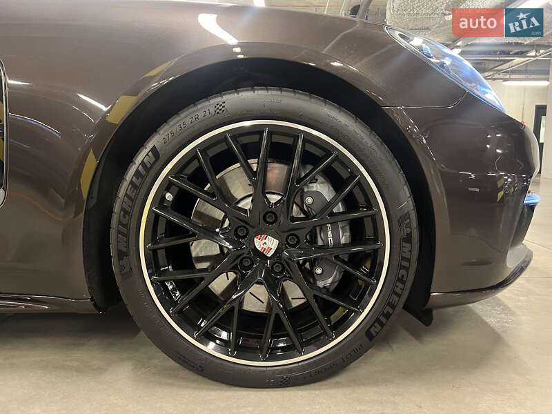Фастбэк Porsche Panamera 2018 в Киеве