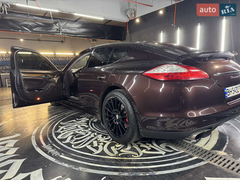 Фастбэк Porsche Panamera 2011 в Одессе