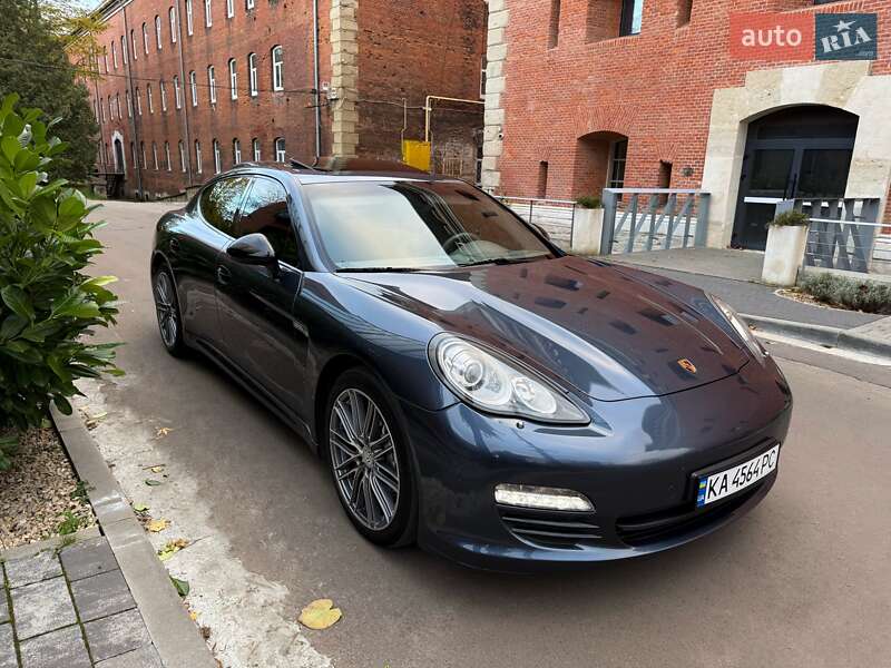 Фастбек Porsche Panamera 2010 в Львові