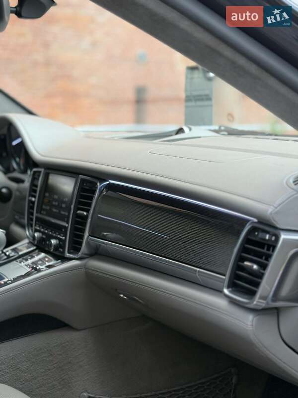 Фастбек Porsche Panamera 2010 в Львові