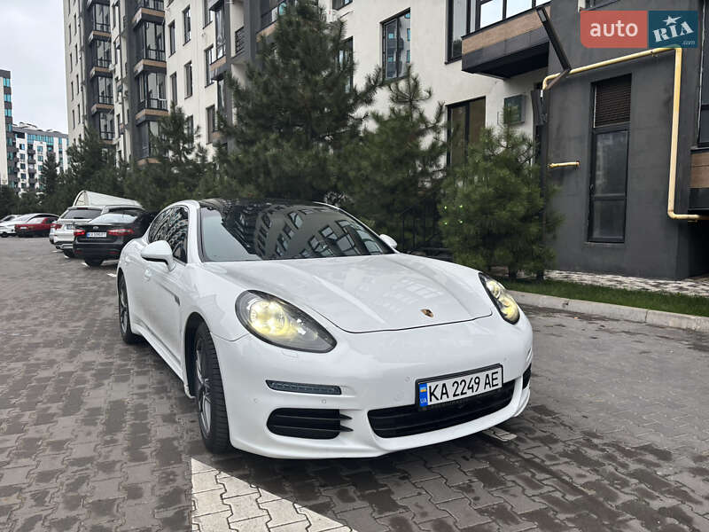 Фастбэк Porsche Panamera 2013 в Киеве