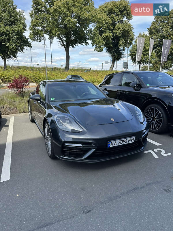Фастбек Porsche Panamera 2017 в Львові