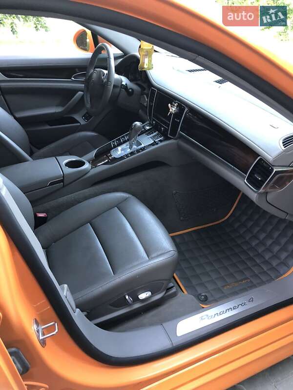 Фастбэк Porsche Panamera 2010 в Черновцах