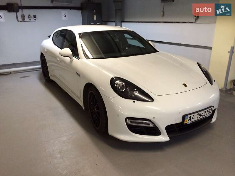 Фастбэк Porsche Panamera 2012 в Черновцах