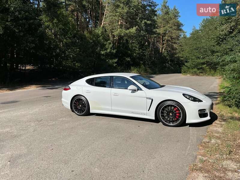 Фастбэк Porsche Panamera 2012 в Черновцах