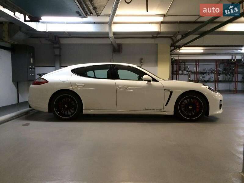Фастбек Porsche Panamera 2012 в Чернівцях