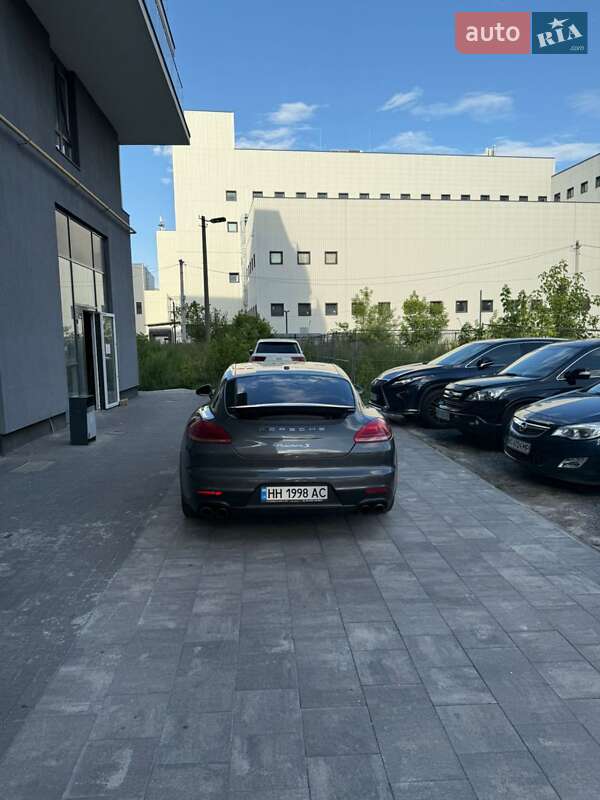 Фастбек Porsche Panamera 2014 в Львові фото 4 Фастбек Porsche Panamera 2014 в Львові