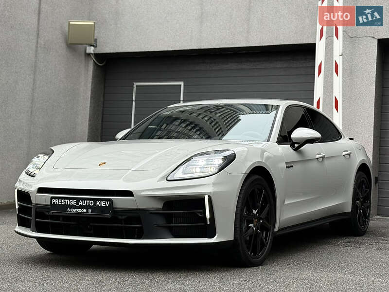 Фастбэк Porsche Panamera 2024 в Киеве