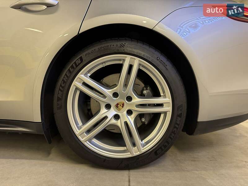 Фастбэк Porsche Panamera 2019 в Киеве фото 19 Фастбэк Porsche Panamera 2019 в Киеве