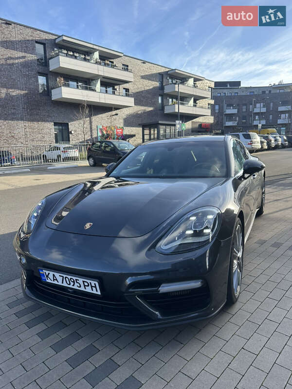 Фастбэк Porsche Panamera 2017 в Львове