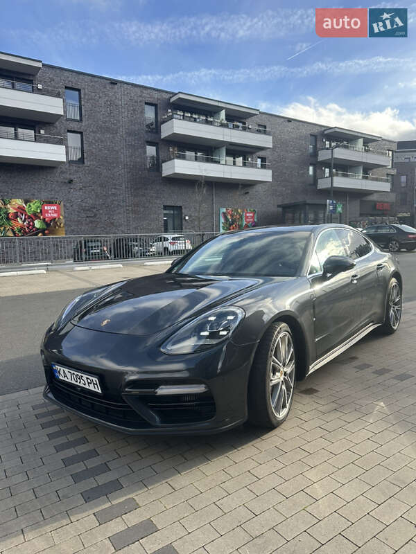 Фастбэк Porsche Panamera 2017 в Львове