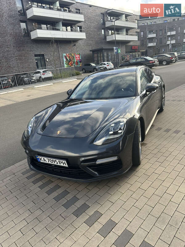 Фастбэк Porsche Panamera 2017 в Львове