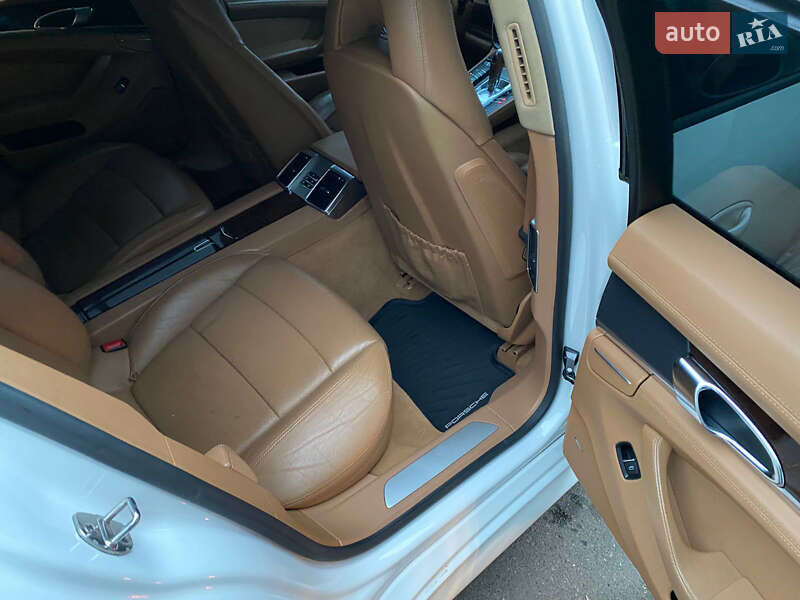 Фастбек Porsche Panamera 2010 в Кривому Розі