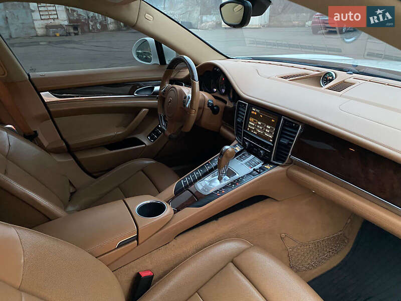 Фастбек Porsche Panamera 2010 в Кривому Розі