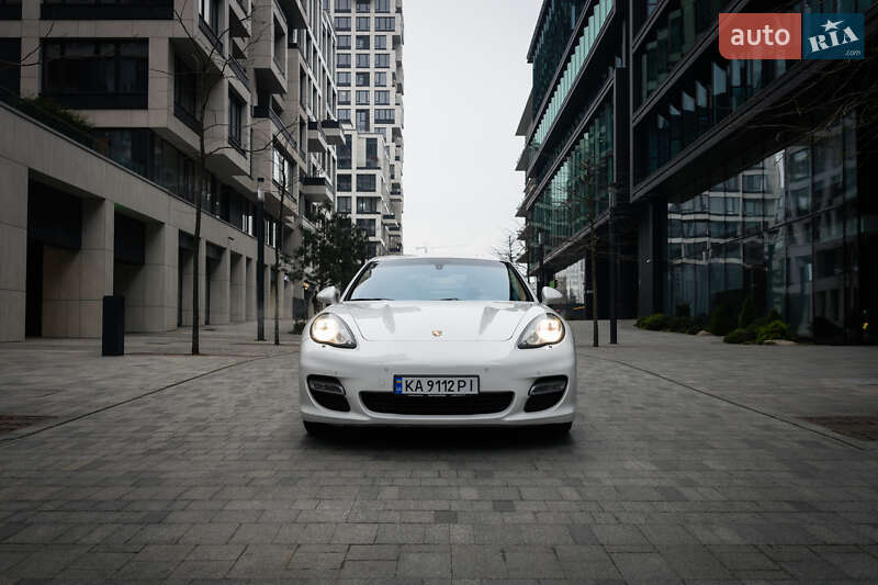 Фастбек Porsche Panamera 2011 в Києві