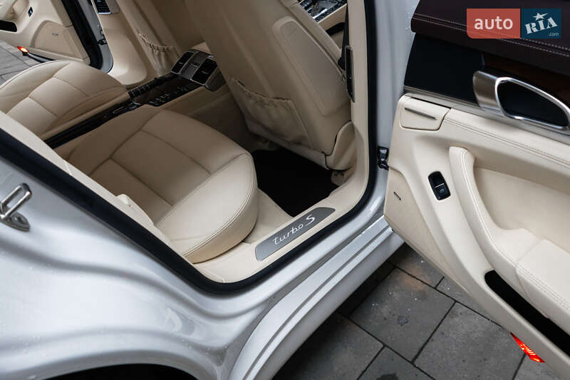 Фастбек Porsche Panamera 2011 в Києві